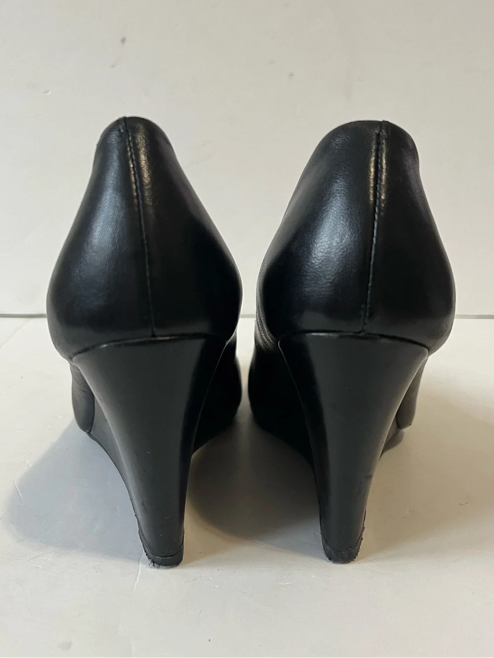 Tory Burch Black Leather logo Gold Emblem Wedge Pumps size 5